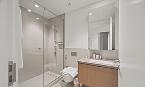 Apartemen Standar, pemandangan kota | Kamar mandi | Sandal