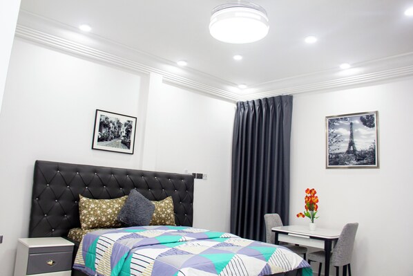 Estúdio superluxo, 1 cama King, ar-condicionado | Ferros/tábuas de passar roupa, Wi-Fi de cortesia