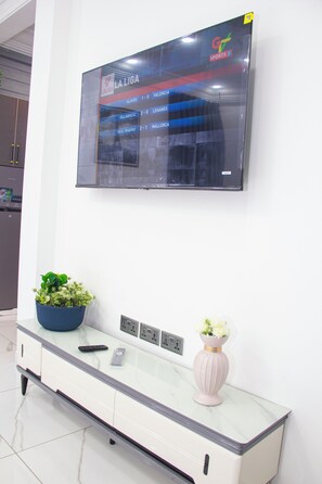 Luxury Studio, 1 King Bed, Air conditioning | Interior