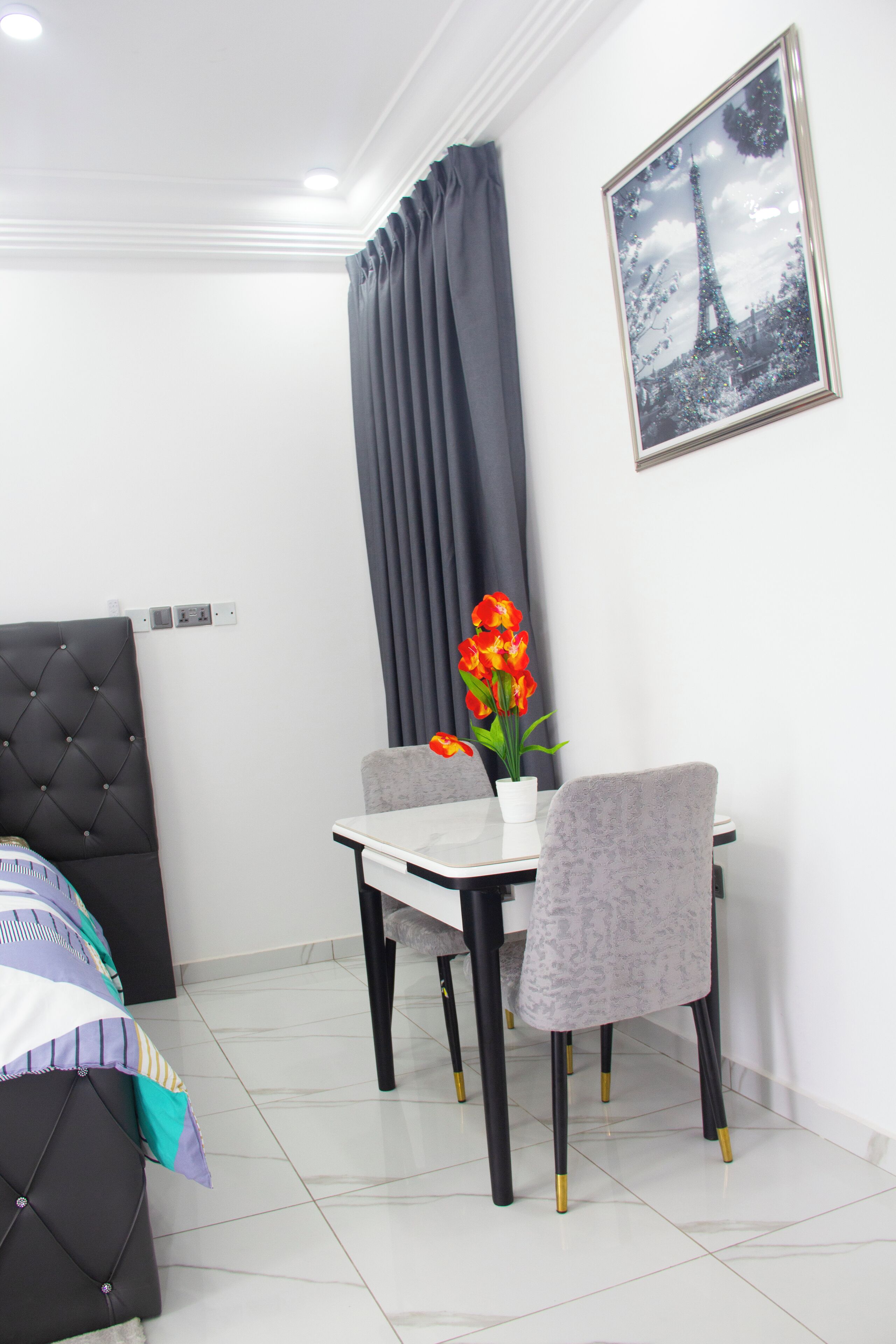 Luxury Studio, 1 King Bed, Air conditioning | Dining
