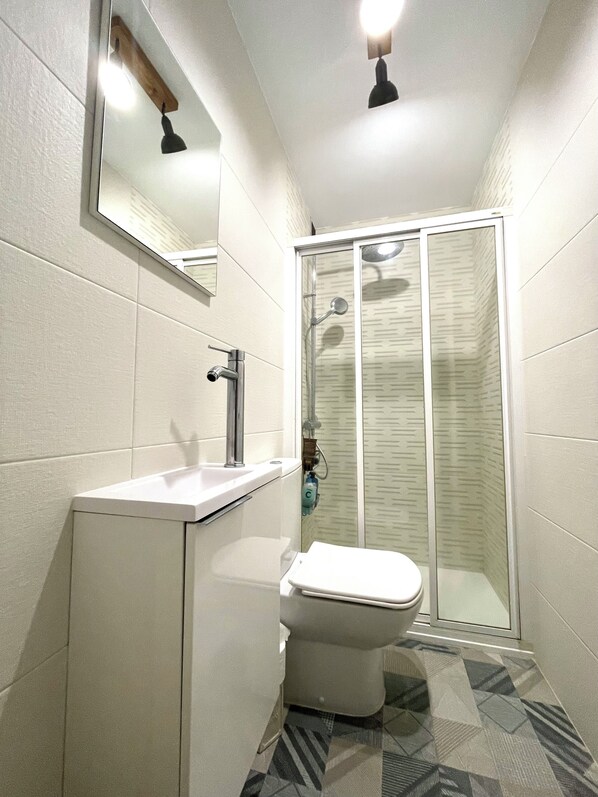 Haartrockner, Handtücher, Toilettenpapier