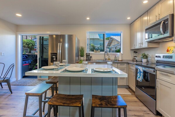 Frigorífico, microondas, horno y placa de cocina