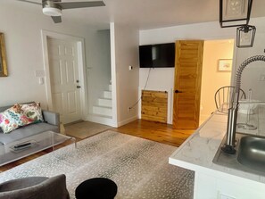 TV - Charming 1-bedroom townhome in serene Pass Christian (Pass Christian)