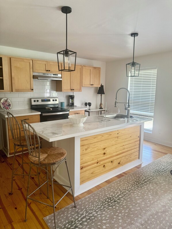 Oven, stovetop - Charming 1-bedroom townhome in serene Pass Christian (Pass Christian)