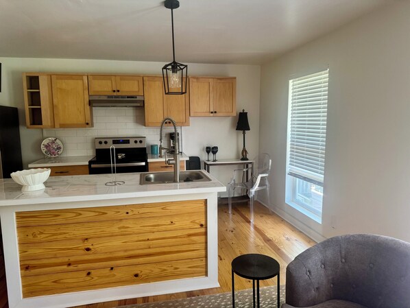 Oven, stovetop - Charming 1-bedroom townhome in serene Pass Christian (Pass Christian)