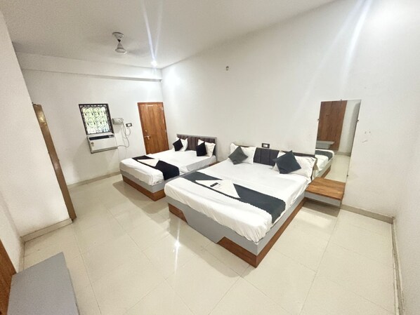 Deluxe Quadruple Room | Free WiFi, bed sheets - HOTEL KRISHNA HERITAGE VRINDAVAN (Vrindavan)