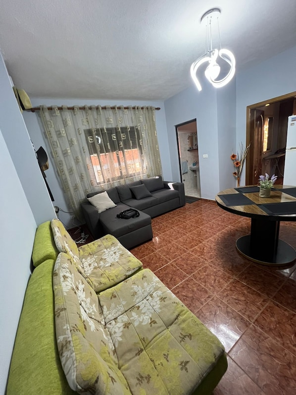 TV - Seaside Apartment Durres (Durrës)