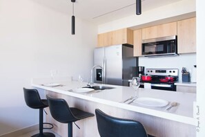 Frigorífico, microondas, horno y placa de cocina