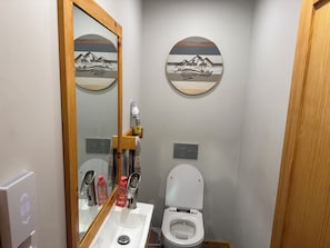 Secador de pelo, jabón y papel higiénico