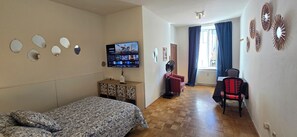 1 chambre, fer et planche à repasser, accès Internet, draps fournis