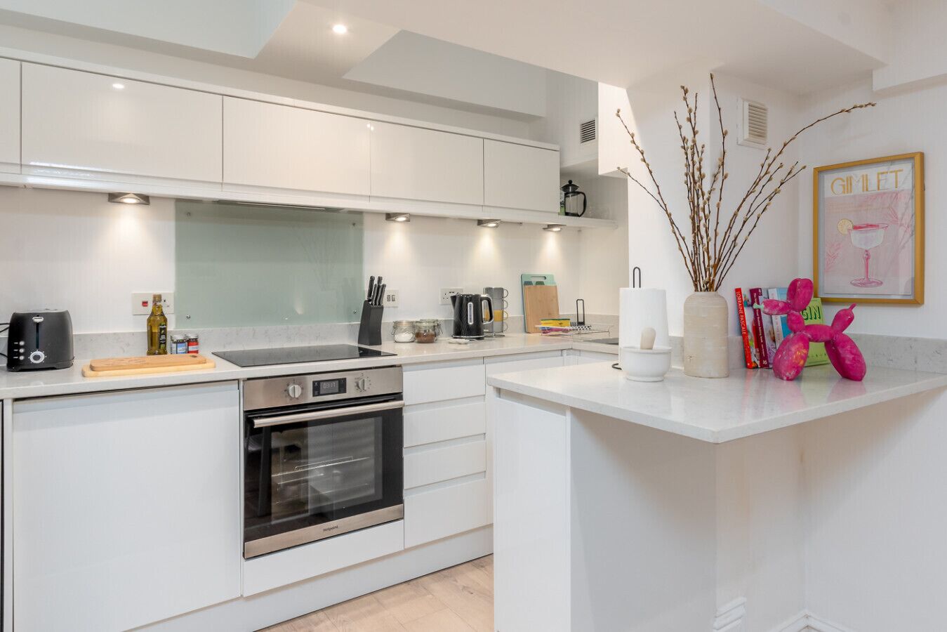 Køleskab, mikrobølgeovn, ovn, kogeplade