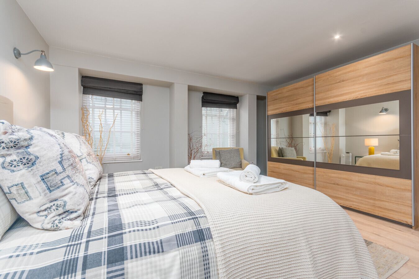 6 bedrooms, desk, iron/ironing board, WiFi