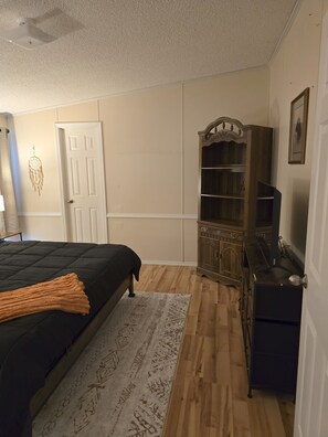 3 bedrooms, free WiFi, bed sheets - Stay on an active 4th Generation Family Farm at a cozy home in Cameron, NC! (Cameron)