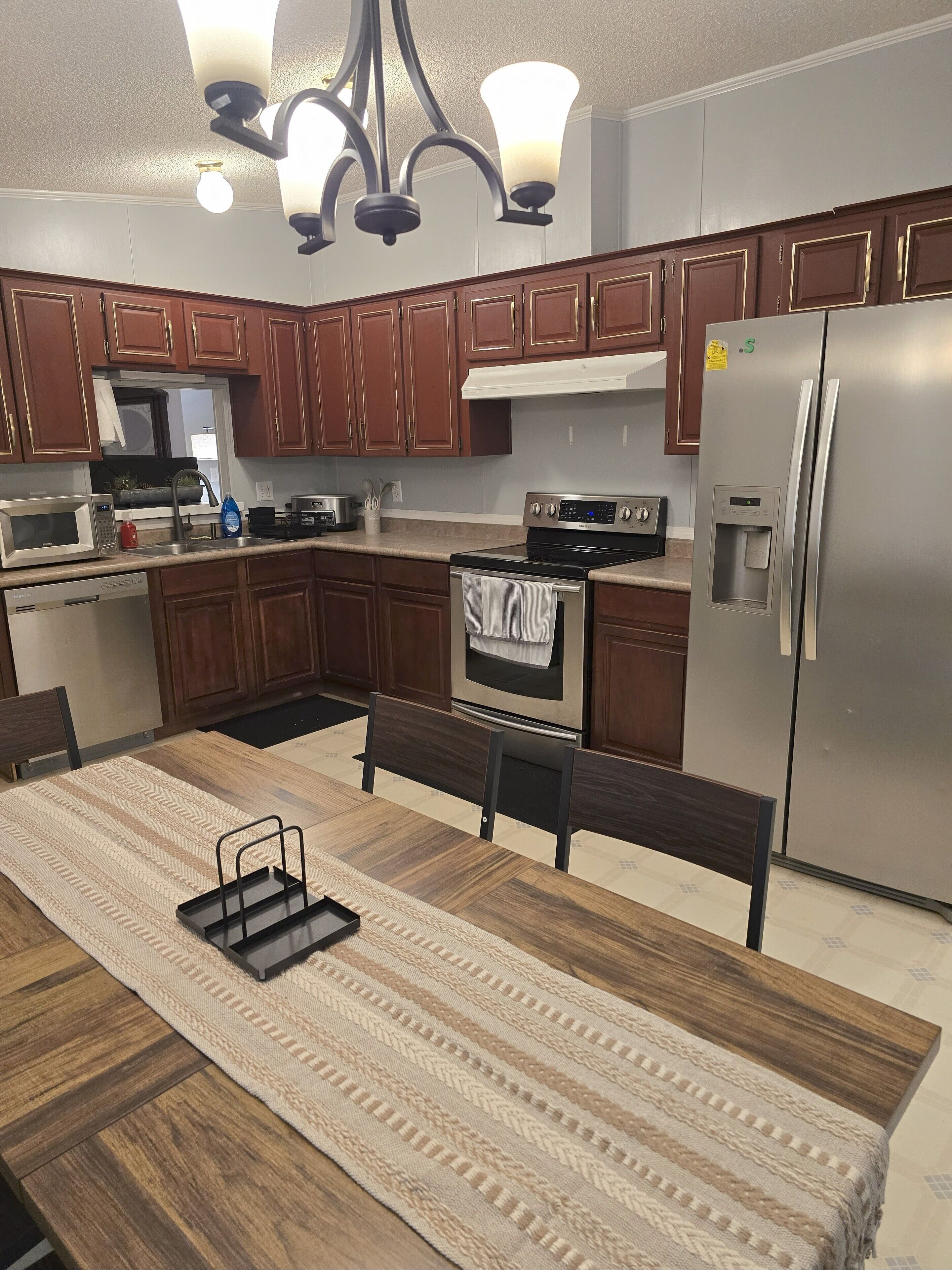 Een koelkast, een microgolfoven, een oven, een kookplaat