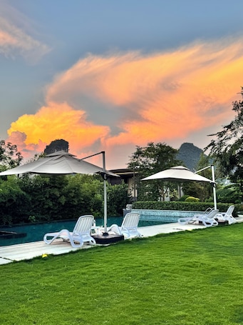 Una piscina al aire libre