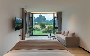 Habitación básica | Minibar con artículos gratuitos y cortinas opacas