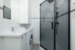 Douche, sèche-cheveux, serviettes fournies