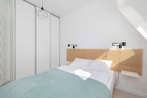 Een strijkplank/strijkijzer, wifi, beddengoed