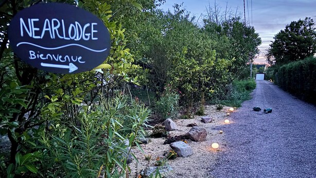 A sign for 'NEARLODE' with a welcome arrow, surrounded by greenery and a gravel path with lights. - Nature & jacuzzi, near Sancerre, Guedelon, Lac de Bourdon, St Fargeau, Pouilly (Cosne-Cours-sur-Loire)
