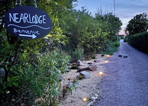 Property grounds - Nature & jacuzzi, near Sancerre, Guedelon, Lac de Bourdon, St Fargeau, Pouilly (Cosne-Cours-sur-Loire)