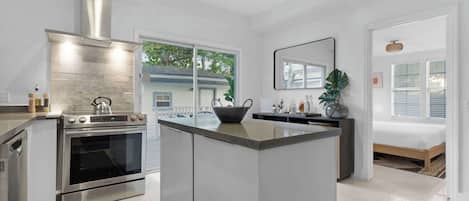 Refrigerador, microondas, horno, placa de cocina