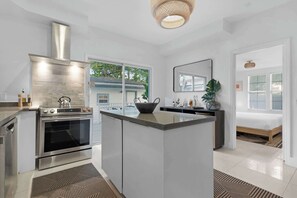 Réfrigérateur, four à micro-ondes, un four, surface de cuisson