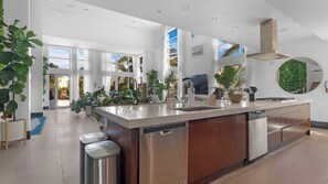 Fridge, microwave, oven, stovetop - Jungle Penthouse Private Pool in South Beach (Miami Beach)