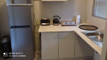 Réfrigérateur, micro-ondes, bouilloire électrique, grille-pain