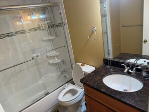 Haartrockner, Bidet, Handtücher, Toilettenpapier