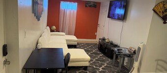 Charming 2-bedroom house with fitness room and AC in Glen Burnie