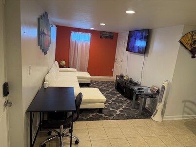 Charming 2-bedroom house with fitness room and AC in Glen Burnie