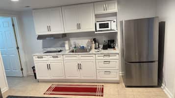 Een magnetron, een kookplaat, een koffiezetapparaat/waterkoker