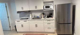 Charming 2-bedroom house with fitness room and AC in Glen Burnie