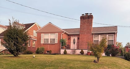 Charming 2-bedroom house with fitness room and AC in Glen Burnie