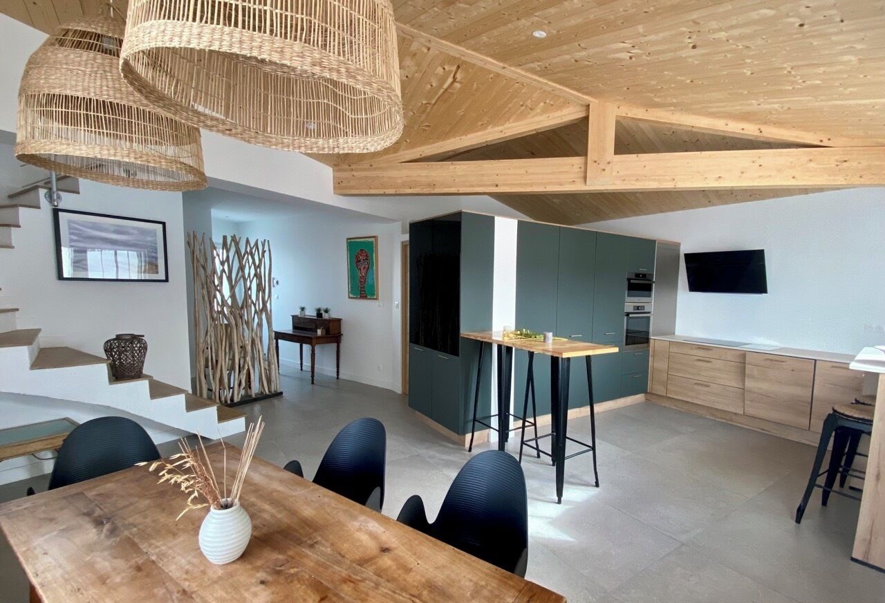 séjour et cuisine très équipée avec des matériaux de qualité