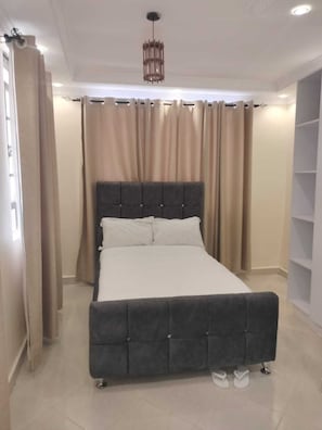 8 bedrooms, iron/ironing board, WiFi, bed sheets - Soothing 8-bedroom villa in Athi River near SGR and 20mins from the Airport (Athi River)