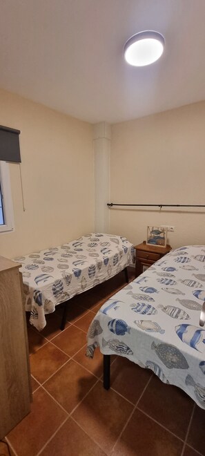 1 habitación, tabla de planchar con plancha, wifi y ropa de cama 