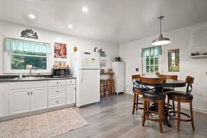 Kühlschrank, Mikrowelle, Ofen, Herdplatte