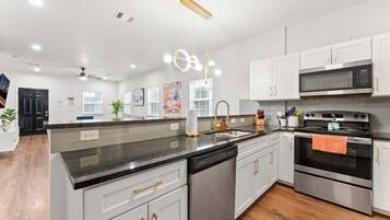 冰箱、微波炉、烤箱、炉灶