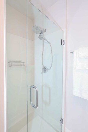 Douche, sèche-cheveux, serviettes fournies