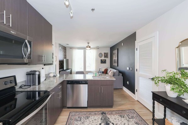 Réfrigérateur, four à micro-ondes, surface de cuisson, lave-vaisselle