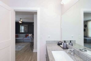 Dusche, Haartrockner, Handtücher