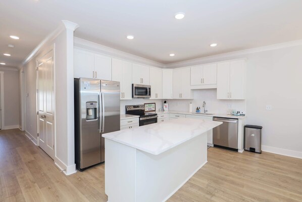 Réfrigérateur, four à micro-ondes, un four, surface de cuisson