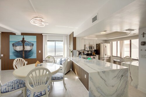 4 Mi to Lovers Key SP: Modern Condo w/ Ocean Views