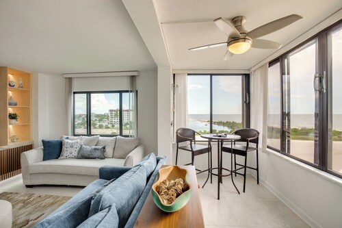 4 Mi to Lovers Key SP: Modern Condo w/ Ocean Views