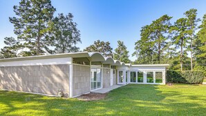 A modern house with a covered patio area and a well-maintained lawn. - 2 Mi to Fsu: Unique Home w/ Patio & Spacious Yard (Tallahassee)