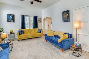 House (4 Bedrooms) | Interior - Spacious Family Home w/ Yard in Dtwn Hampton! (Hampton)