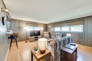 House (3 Bedrooms) | Interior - 'grandpa Daves Vintage Getaway' in Pinellas Park! (Pinellas Park)
