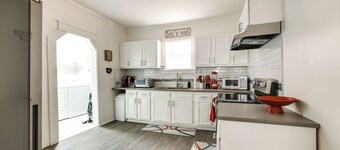 17 Mi to Birmingham: Renovated Home w/ Deck