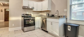 3 Mi to Dtwn Detroit: Spacious Home w/ Yard!